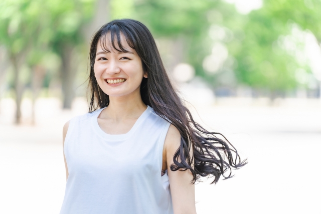 ロングヘアーを風に靡かせている女性