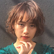 ウェーブのかかった明るい髪色の女性