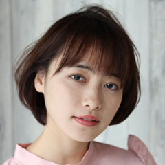 ストレートのボブカットの女性