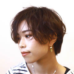 ウェーブのかかったショートカットの女性